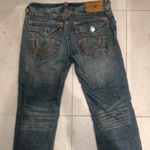 Skitsnygga True Religion jeans med snygga stygn på baksidan. Använd fåtal gånger. Köparen står för frakt och pris kan diskuteras ;)
