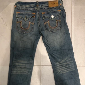 True Religion Jeans - Skitsnygga True Religion jeans med snygga stygn på baksidan. Använd fåtal gånger. Köparen står för frakt och pris kan diskuteras ;)