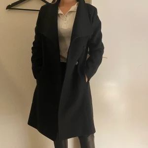 Kappa - En kappa från ellos i storlek 34. Nypris är 1600kr och vi säljer den för 1000kr då den aldrig är använd