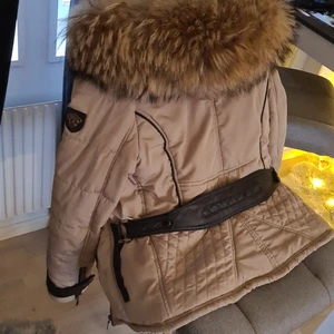Jayloucy Vinterjacka med äkta päls - Köpt i Paris för några år sedan, storlek L men tycker den är mer som M vid bysten. Jackan är i princip i nyskick då den använts 2 säsonger och inte hela vintrar då jag äger flertal vinterjackor. Säljer den då den inte längre passar mig! Annars är det en favorit som är mycket ovanlig i Sverige...