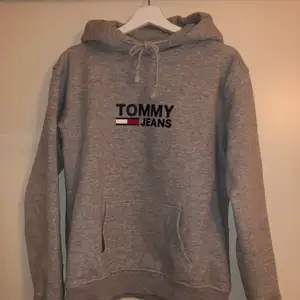 Grå hoodie från Tommy Jeans. Tjockt material så väldigt varm och skön samt mjuk insida. Köpt från NK i Stockholm för 1000kr. Nyskick.
