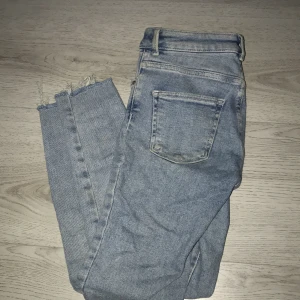 Jeans  - Dom sitter rätt så bra, bra passform upptill, storlek XS, dom kom aldrig till någon andvändning. Dom är lite korta i benen. Köparen står för frakten