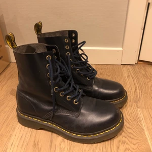 Dr martens   - Nästan aldrig använda dr martens skor som är mörkblåa 😋 jättesnygga men inte min stil idag ☺️ köpre står för frakt 🤗