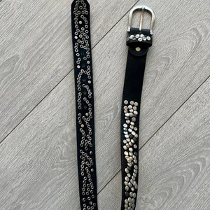 Skärp - Säljer ett skärp, 65 cm då det var litet på mig. Fint skick:) köpare står för frakt✨