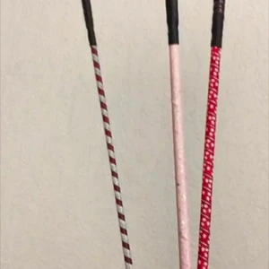 Hoppspön - Fåtal gg e dessa spön använda. En för 25 kr två för 40 kr alla för 60 kr. En perfekt julklapp till någon som precis börjat rida och vill ha egna saker. Ett rött med stjärnor, en vinröd med reflex o en rosa med glitter. Frakten är 79 kr eller 110 kr