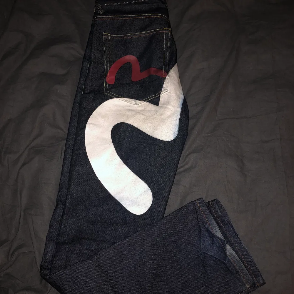  Äkta Evisu jeans i topp skick i storlek 30-32! Inga defekter eller missfärgningar och väldigt ovanliga. Köpta secondhand och fitpics kan fås vid intresse. . Jeans & Byxor.