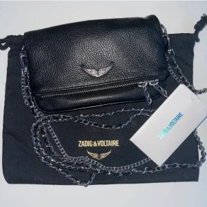 Zadig väska - [INTRESSEKOLL] vill se hur mycket jag kan få för den, säljer endast vid bra pris! knappt använd zadig nano bag. säljer för jag vill köpa en annan! båda banden följer med, äkthetsbevis och dustbag. Som ny. kan också byta mot en stor 
