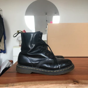 Välanvända Dr.Martens - Ett par välanvända dr. martens! De fungerar väldigt bra fortfarande och är välanvända fram till 2018 sen har det bara legat i garderoben. Förtjänar nytt liv! ❤️ pris kan diskuteras!