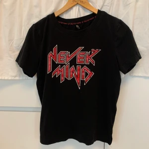 ONlY T-shirt (S) - Svart kortärmad t-shirt från Only i stl S, använd fåtal gånger. 95 % bomull. 