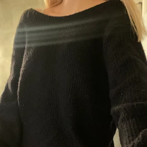 Stickad tröja - En svart stickad tröja från Linn ahlborgs kollektion med NAKD. Mjuk och gosig. V-ringning i ryggen. Använd fåtal gånger. Strl S