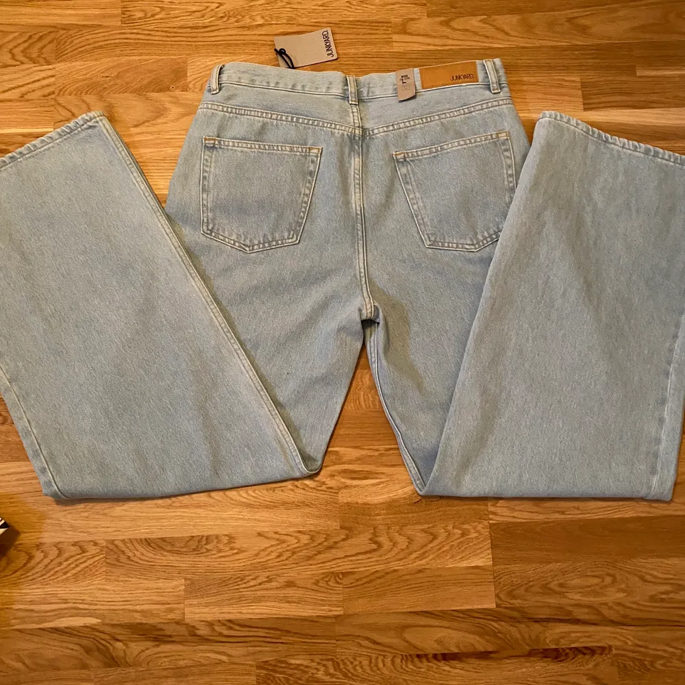 Aldrig använda jeans från junkyard, lappen sitter kvar. Vida ben, skulle kunna passa dig med storlek L                     KÖP DIREKT FÖR 120kr. Jeans & Byxor.