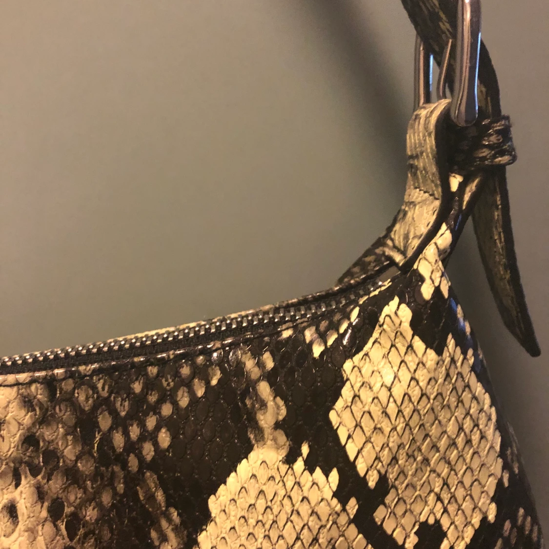 Ormskinnsmönstraf handväska från Monki - 91