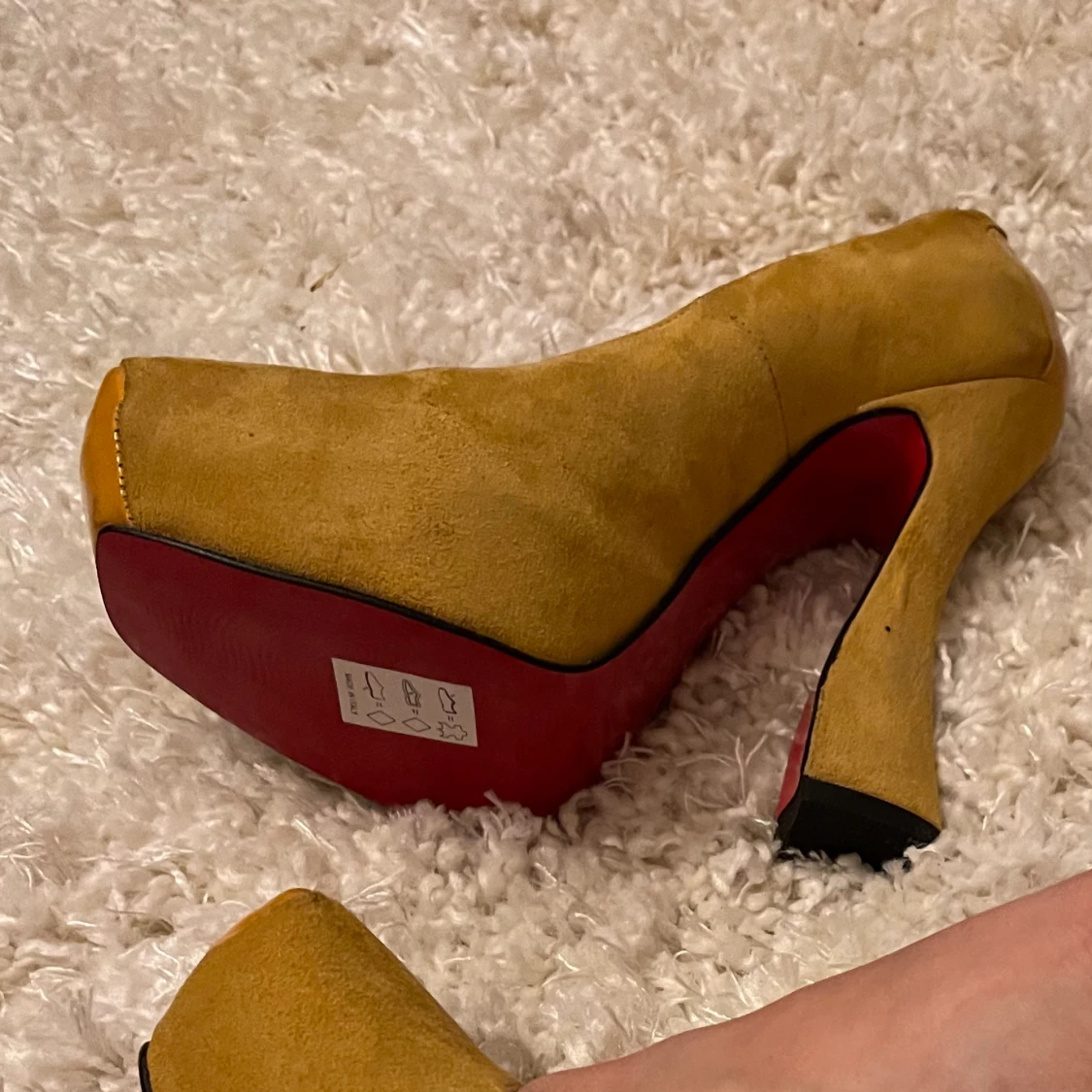 Oanvända pumps i mocka stl38  - 91