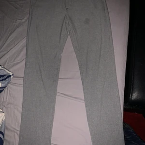 Kostym byxor Jack & Jones - Sköna kostymbyxor från Jack & Jones. Har tycärr en fläck på ena benet men går förmodligen att få bort med vanish eller liknande. Säljes pga för små, kan fraktas men köpare står för frakt 