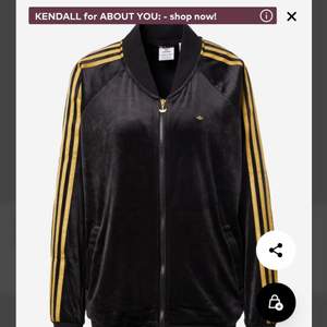 Söker Adidas tröja med guld ränder. Helst med blankt tyg utan luva,men inget krav. I herr storlek L/XL