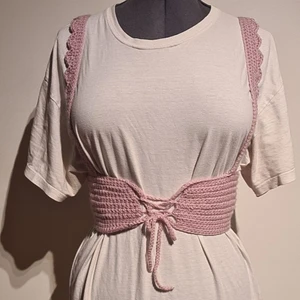 Virkat korsett  - Handgjord rosa korsett med hänkslar. Flera bilder kan skickas vid önskan. Den är gjord av polyester garn