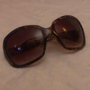 Solglasögon  - Jättefina solglasögon jag aldrig fått använding för:( säljer för att jag har flera par jag faktiskt använder ❤️ fraktinfo står nedan