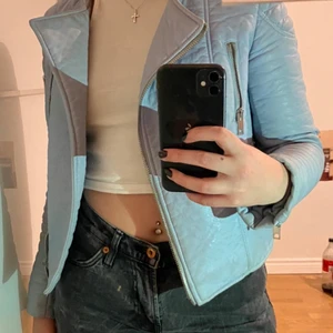 Skinn jacka  - Jätte cool skinnjacka som är lite liten för min smak💙🤍