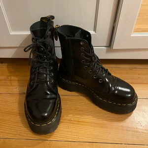 Nya dr martens jadon 37 - Hej, säljer mina dr martens Jadon i storlek 37.