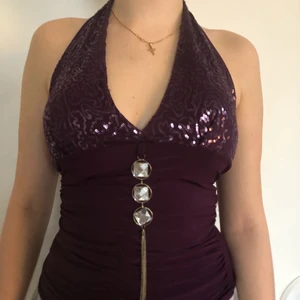 y2k lila topp 2000tal - storlek S och M. skulle även kunna passa L. stretchigt material så den passar många storlekar! modellen på bilden har storlek 36/38🌈 köptes sent 90-tal/tidigt 2000-tal. möts upp i stockholm eller fraktar. *köpare swishar innan plagget fraktas 💜