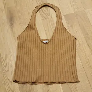 Top in summery knit rib. Open back. In camel color. Can send a picture while wearing, just ask. 