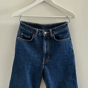 Weekday jeans - Rowe  - Jeans från Weekday i modellen ”Rowe”. Nypris 500kr. Kan mötas upp i Stockholm eller frakta. Tar reda på fraktkostnaden vid behov. Rökfritt hem, allergivänlig Devon rex finns i hemmet. 