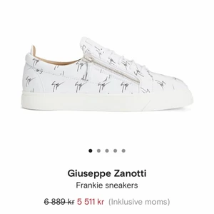 Giuseppe Zanotti sneakers ⚡️ - Sjukt snygga skor från giuseppe zanotti! Fick i julklapp förra året men de är tyvärr för stora för mig. Använda 2-3 gånger så i superbra skick! Beställda från farfetch och nypris är mellan 5000-7000 kr. dustbag medföljer, skriv för bättre bilder! 