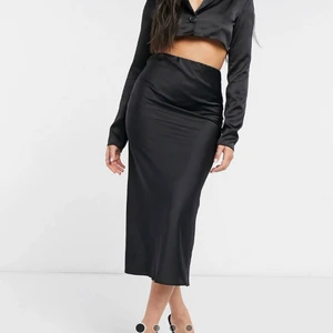 Sidenkjol  - Jätteskön slutsåld sidenkjol med stretchigt band i midjan. Stor i storleken, har vanligtvis 38 men fyllde inte ut denna kjol runt rumpan så den skulle sitta bättre på en med storlek 40/L om man vill att den ska sitta tightare runt rumpan som modellen på bilden 😍 PM för mer bilder! 