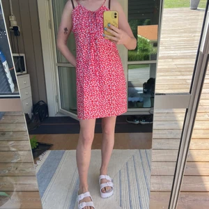 Röd sommarklänning  - Röd fin klänning från Shein. Knappt använd. Inte genomskinlig och väldigt fin!! Storlek L. Köpare betalar frakt💖