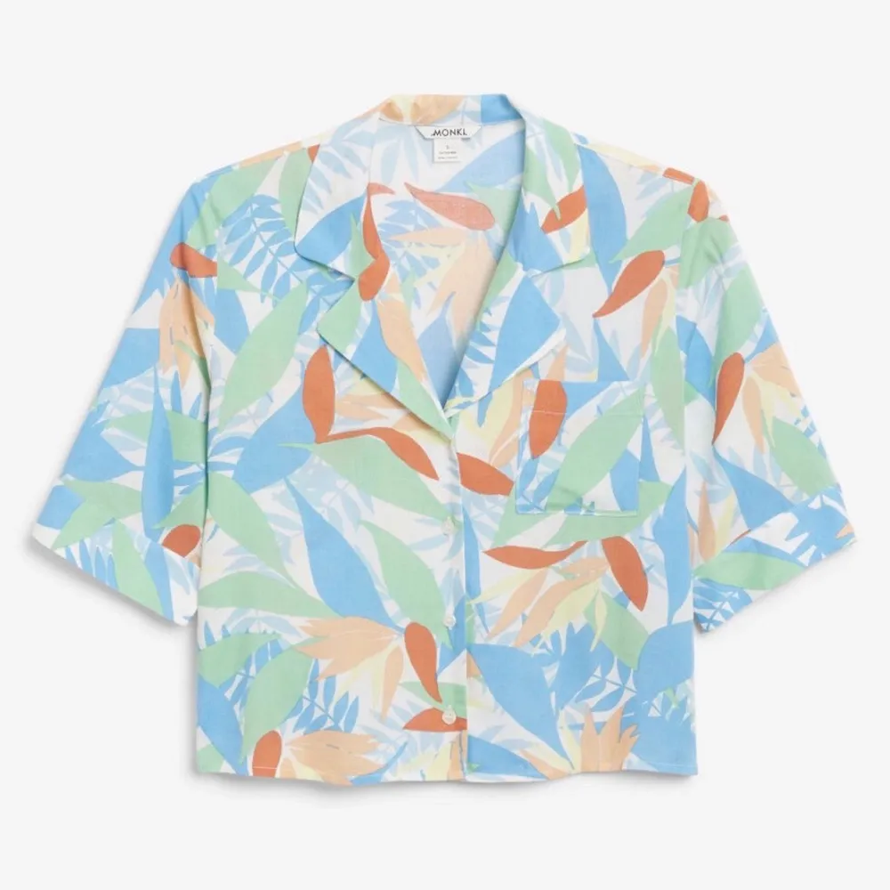 Fantastiskt somrig pastellfärgad skjorta från monki med palmer, hawaiiskjorta-stil! Lite boxig passform och något croppad. Storlek S. I mycket gott skick/ nyskick. Skjortor.