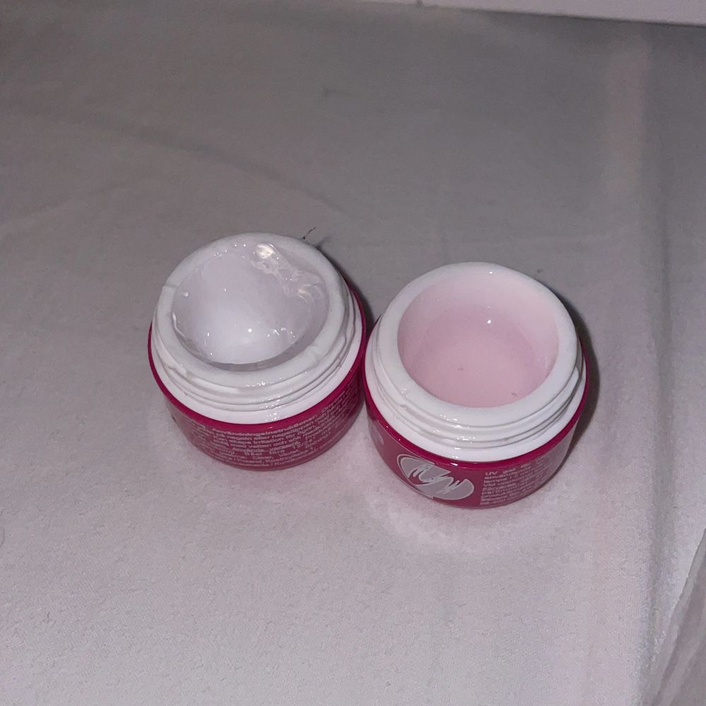 Hej!! Jag sĂ€ljer dĂ„ detta nagel kitet som it kom till anvĂ€ndning. Det som ingĂ„r Ă€r dĂ„- uv lampa, 2 geler, rosa och genomskinligt, en pensel som man kan anvĂ€nda till att lĂ€gga gele me, och ca 80 st tippar. Inte anvĂ€nt pĂ„ ett tag men ska fungera!!! ( kom privat om du bara Ă€r intresserad av nĂ„got av sakerna) đ
đœđ
đœ. Accessoarer.