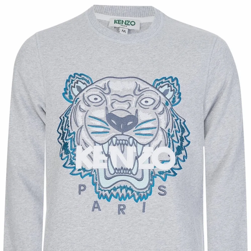 Säljer denna superfina KENZO tröja som är beställd från deras hemsida! Den är i storlek M men passar även perfekt på mig som brukar ha S🌟Nypris: ca 2200 kr💞💞 (Priset kan diskuteras vid snabb affär). Tröjor & Koftor.