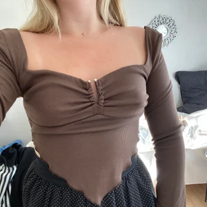 Brun topp - Supersnygg och i nyskick!! Kommer tyvärr inte heller till användning :(
