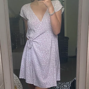 Klänning - Ännu en söt klänning från Hm, lilablommig och strl 40 men skulle säga att de passar 38 nästan 36 också. Säljer då denna tyvärr också blivit lite kort på mig som är 177. . Säljer för 100kr+ frakt😇