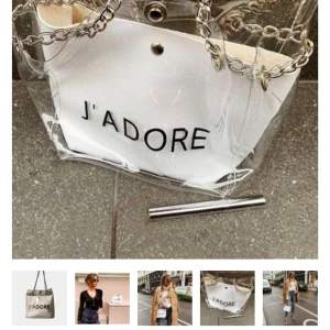 J’adore väska crossbody - Superfin väska från Crossbody <3 Nypris 500/600kr! Man kan ta ut den vita väskan så den blir helt genomskinlig om man vill! Frakt tillkommer 💛