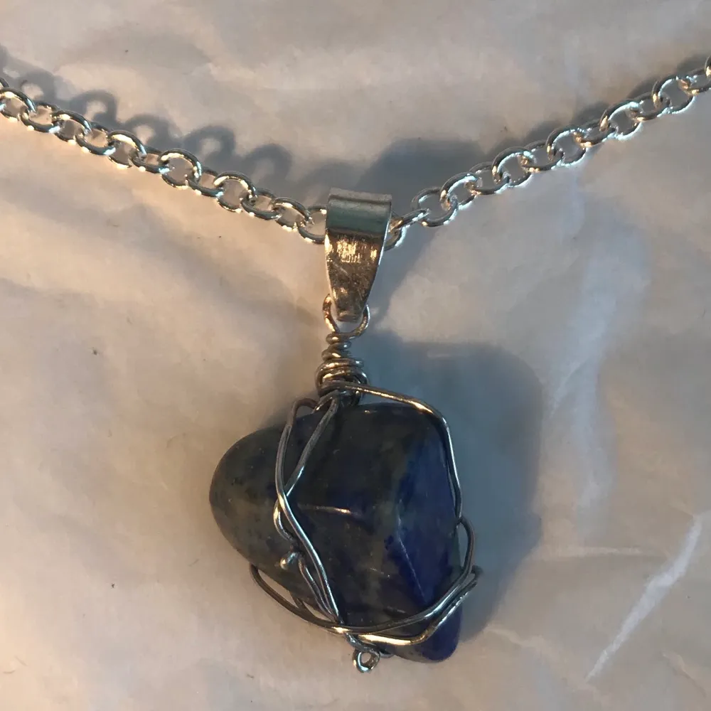 silver halsband med Lapis Lazuli en lugnande Sten. Accessoarer.