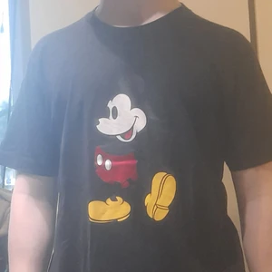Disney Musse tröja - M  t-shirt, lång fit, relativt bra skick med några små skråmor på trycket - Original pris 99kr