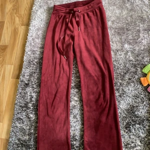 Mjukisbyxor  - Bra skick, använt några gånger bara. Vin röd färg och jätte mysigt material 