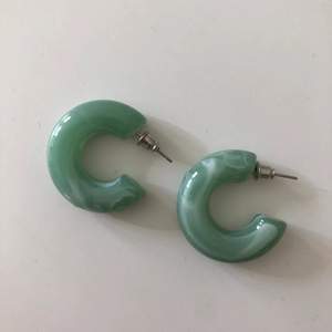 Säljer dessa super coola gröna örhängen! Gjorda i plast, väldigt lätta! Oanvända. 