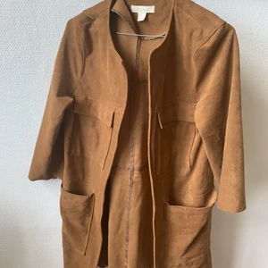 Kappa - Jättesnygg retro kappa i mocka. Köpt secondhand men i superbra skick. Köparen står för frakt men kan också mötas i Stockholm💕