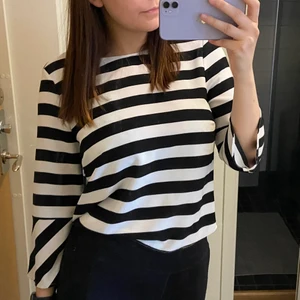 Randig topp - En snygg randig topp som är för liten för mig.