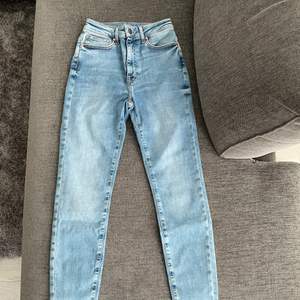 Ljusblåa ankel jeans från BikBok. Endast testade