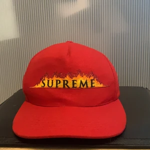 Supreme keps  - Nu ska supreme kepsen bort, jag köpte den från supreme 2018 och som vanligt går supreme oftast upp med åren. Skriv till mig på snap om du vill ha kvitto. Har inte haft den så mycket kanske 8 gånger i mer än 4 timmar för att den inte passar mitt huvud riktigt.