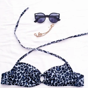 Bikini  - Bikini i storlek M. Alla tre för 60kr eller den första för 40kr och bild 2 är 30kr. Kan hämtas eller fraktas fast köparen står för Frakten. Jag skickar bild på paketet direkt efter packningen. 