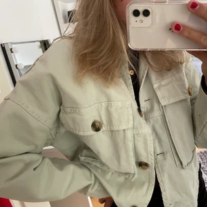 Jacka  - Jättefin mintgrön jacka från zara i storlek xs, sitter även som en s. 200+frakt