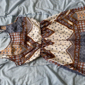 Klänning  - Asgullig somrig klänning med fina detaljer 🌹🌹 Den är självklart oanvänd, bara testad! Lägger inget pris på det, hur mycket vill du ha den för ? 