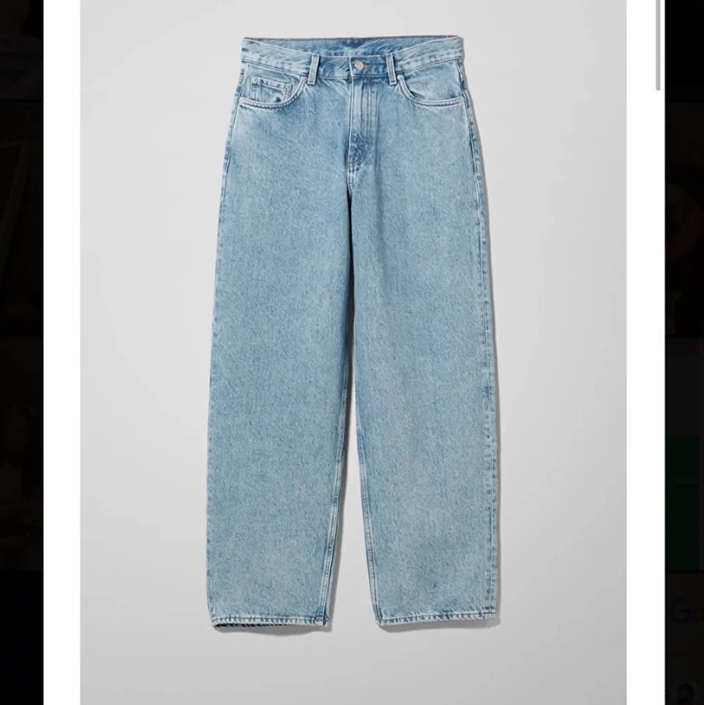Jeans från weekday i modellen rail, färgen pen blue 💙 Använt skick men ej några fläckar eller skador. Skriv gärna för fler bilder, mått osv. . Jeans & Byxor.
