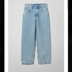 Jeans från weekday i modellen rail, färgen pen blue 💙 Använt skick men ej några fläckar eller skador. Skriv gärna för fler bilder, mått osv. 