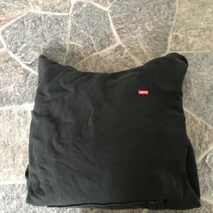 Levis hoodie - Säljer nu min jättefina Levis hoodie då den inte kommer till användning längre det är storlek S men passar även xs-xl!!🤩 använd fåtal gånger men inga skador eller fläckar. 