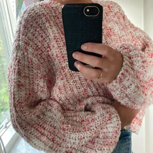 Stickad flerfärgad tröja från NAKD i storlek M - Fin stickad tröja med lite rosa och röda inslag från NAKD. Använd men i gott skick.